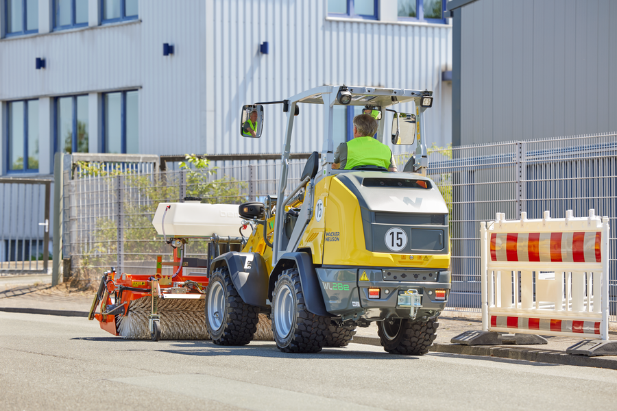 Wacker Neuson wheel loader WL28e with overhead guard in application