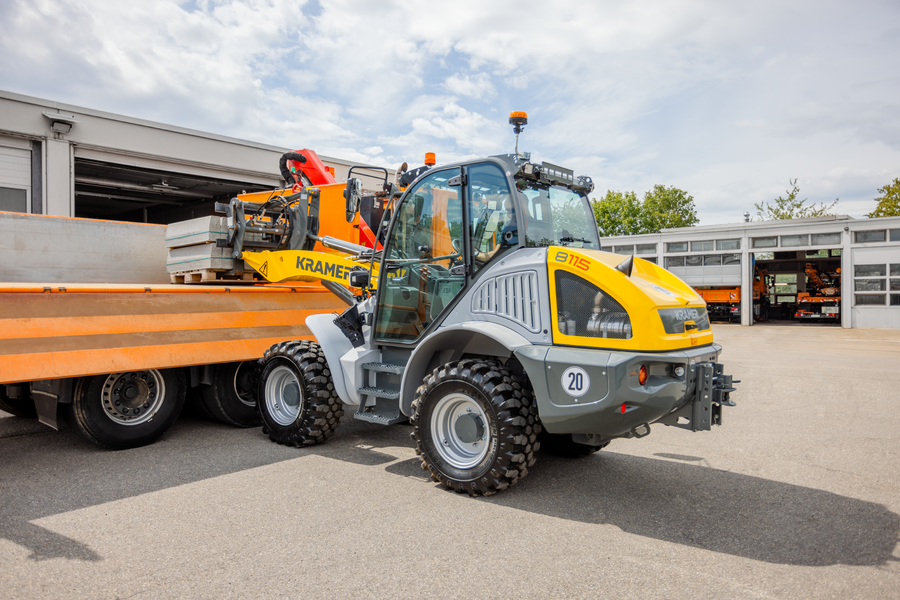 The Kramer wheel loader 8115 while loading with a pallet fork.