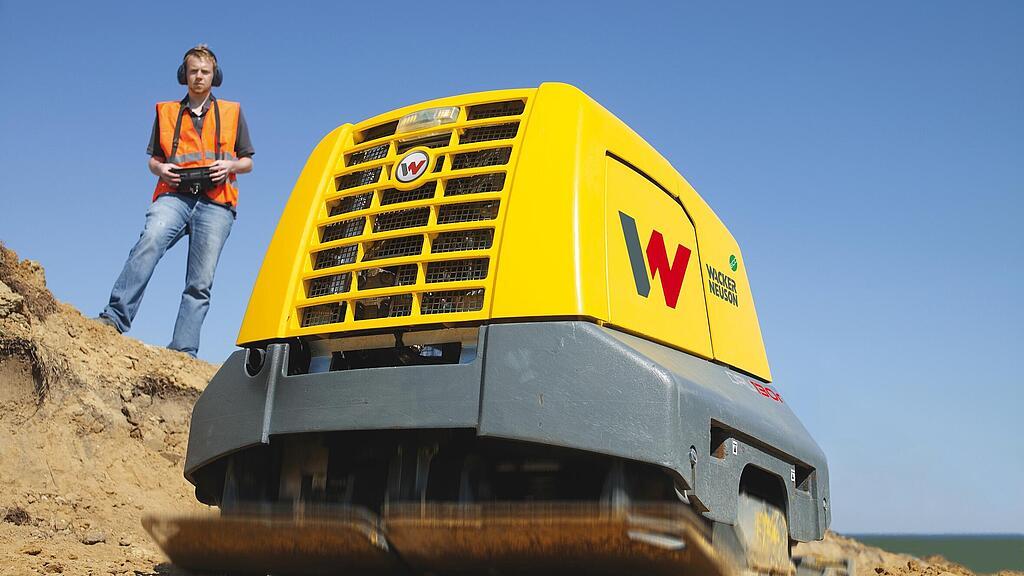 Remote-controlled Wacker Neuson DPU130r in application on a construction site.