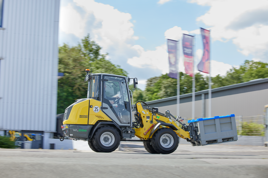 Wacker Neuson wheel loader WL28e with cabin in application