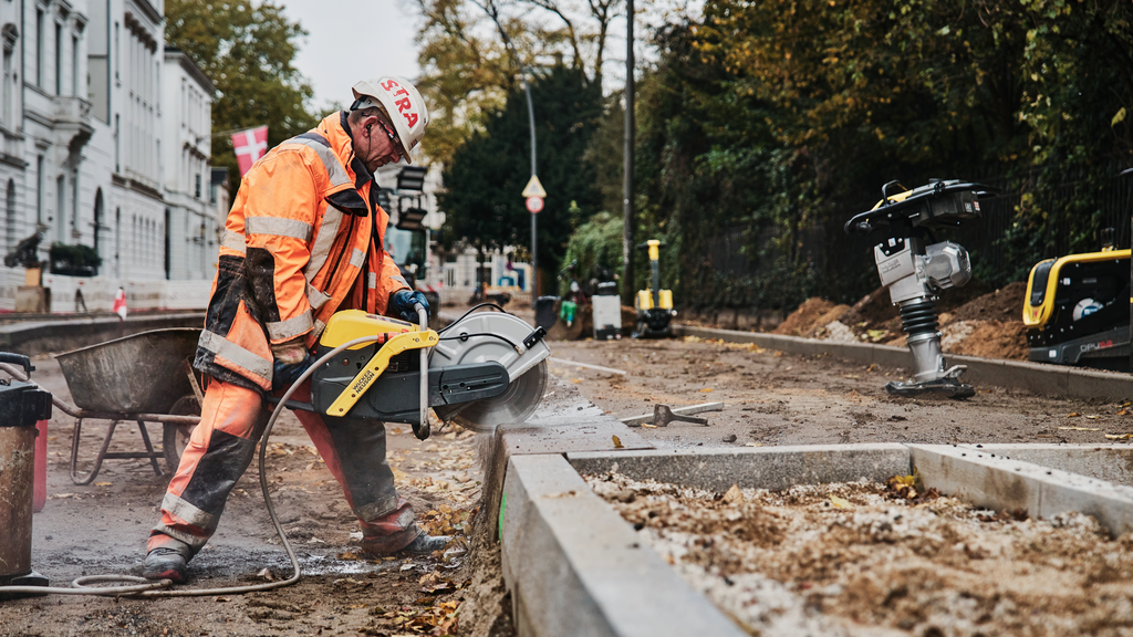 Trennschneider im Einsatz auf einer Baustelle