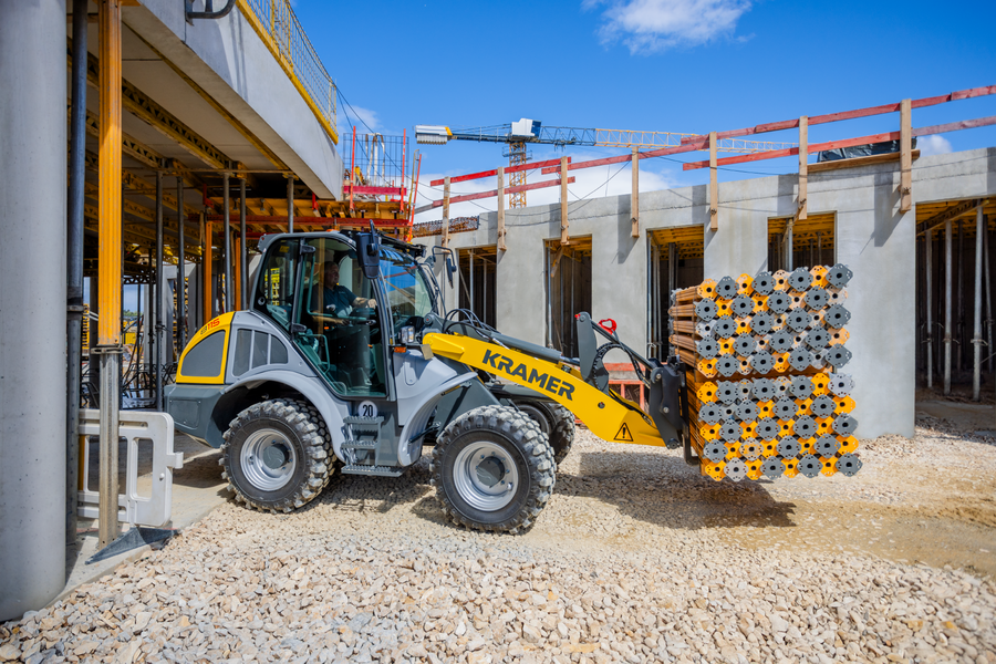 The Kramer wheel loader 8115 while transporting with a pallet.