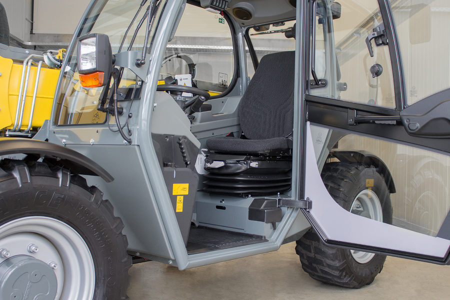 A few cabin details of the Kramer telehandler 2205.