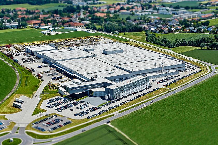 Letecký pohled na výrobní závod společnosti Wacker Neuson v Hörschingu.
