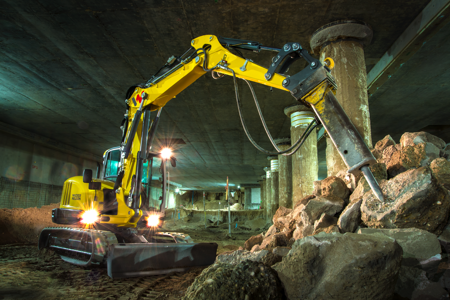 Even in the dark, demolition work can be carried out without any problems by means of numerous headlights on the ET90
