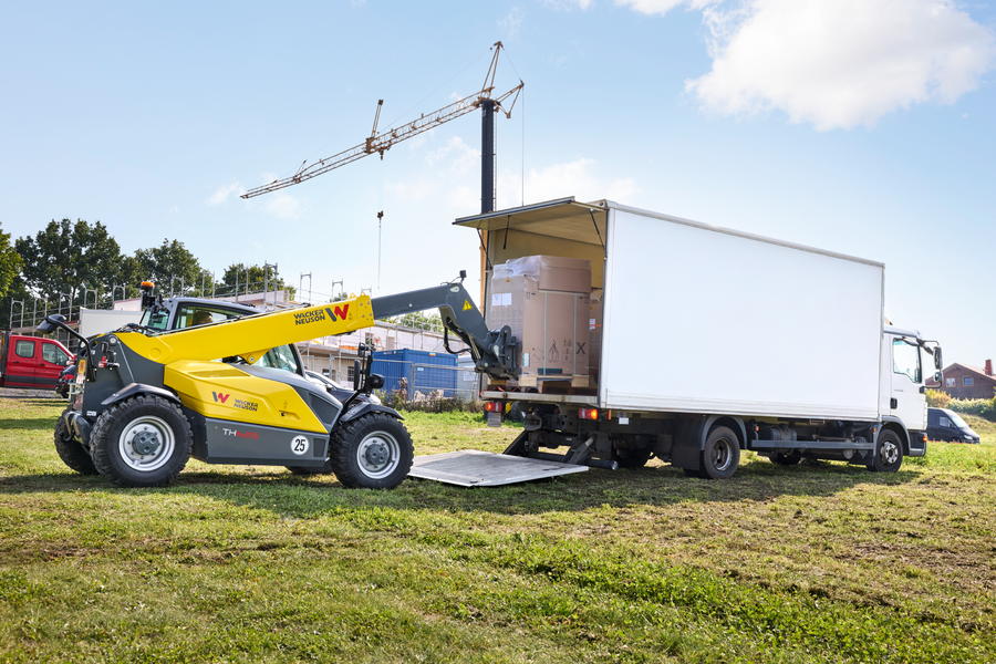 Wacker Neuson telehandler TH625 in application with pallet fork