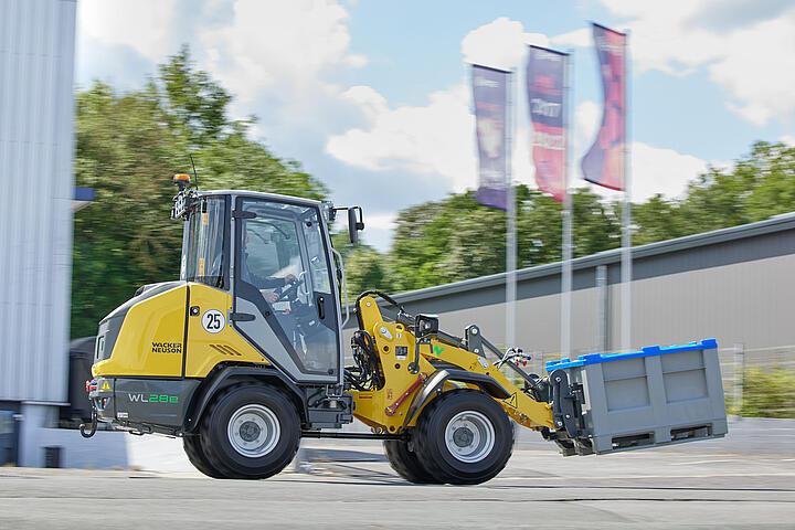 Chargeuse sur pneus Wacker Neuson WL28e à entraînement électrique, studio