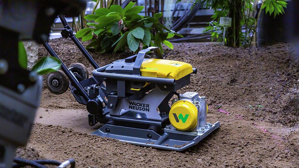 zero emission vibratory plate in action in landscaping after the electric machine got repaired by Wacker Neuson.