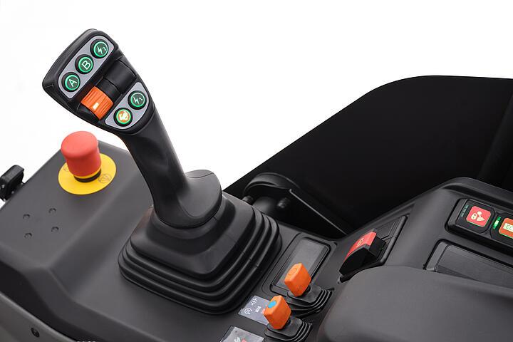 Wacker Neuson lastikli yükleyici WL28e Joystick, stüdyo