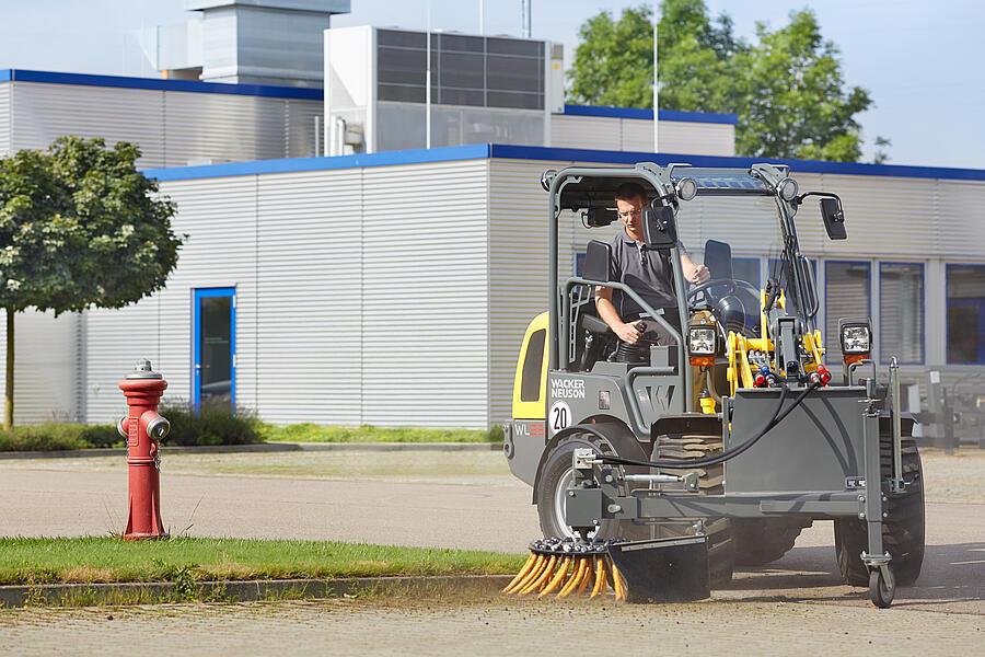 Wacker Neuson attachment, Weed brush