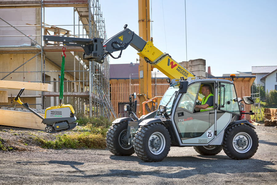 Wacker Neuson telehandler TH625 in application with load hook