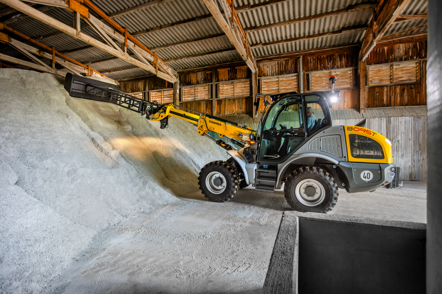 The Kramer telescopic wheel loader 8095T while winter service.