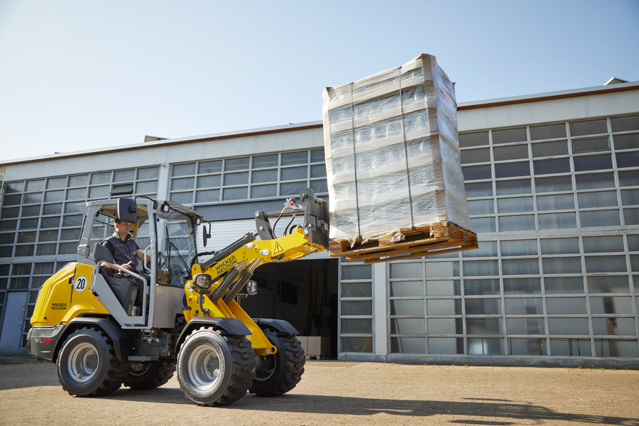 Wacker Neuson wheel loader WL28, canopy, action picture with pallet fork