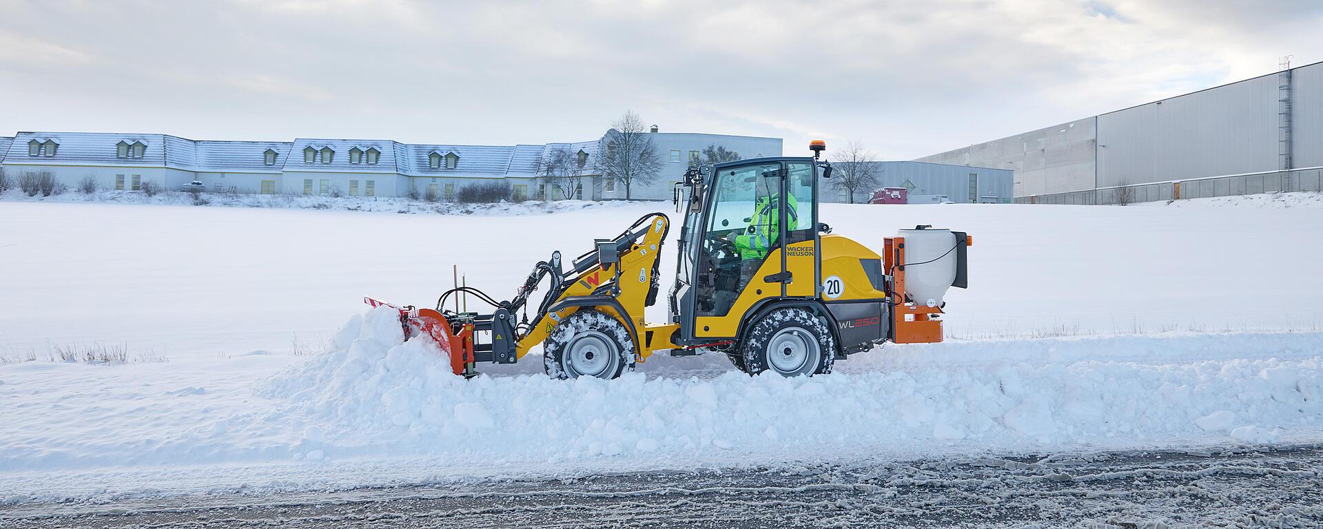 Chargeuse sur pneus Wacker Neuson WL250 en utilisation hivernale