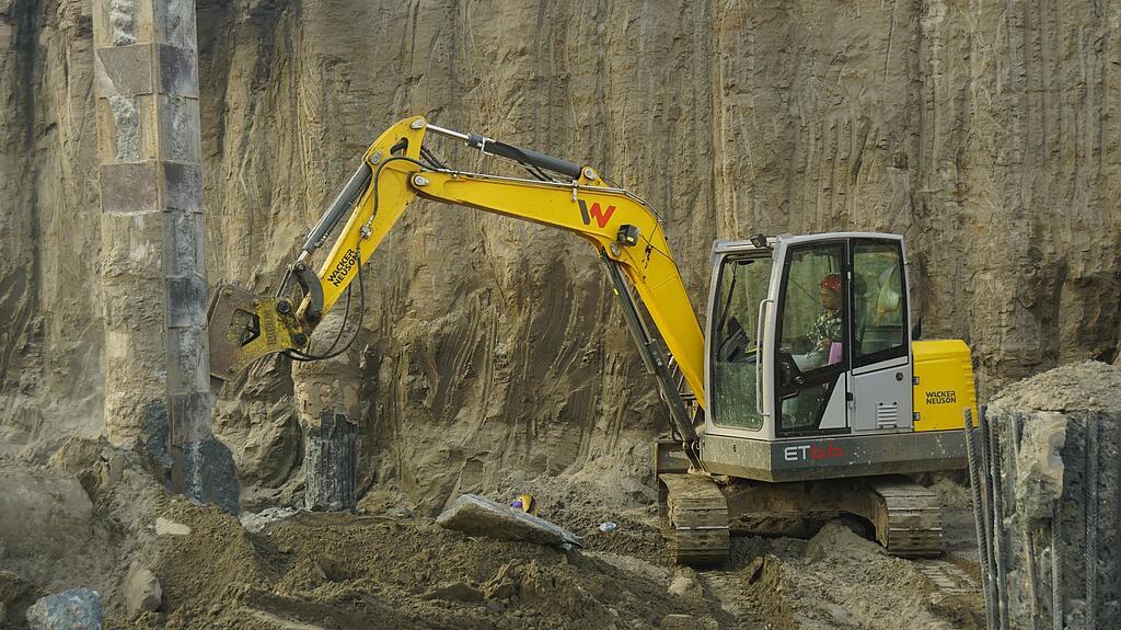 ET66 tracked excavator on the construction site