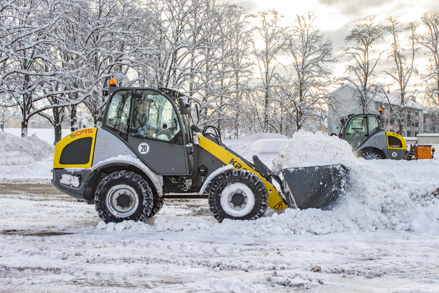 The Kramer wheel loader 5095 while transporting snow.