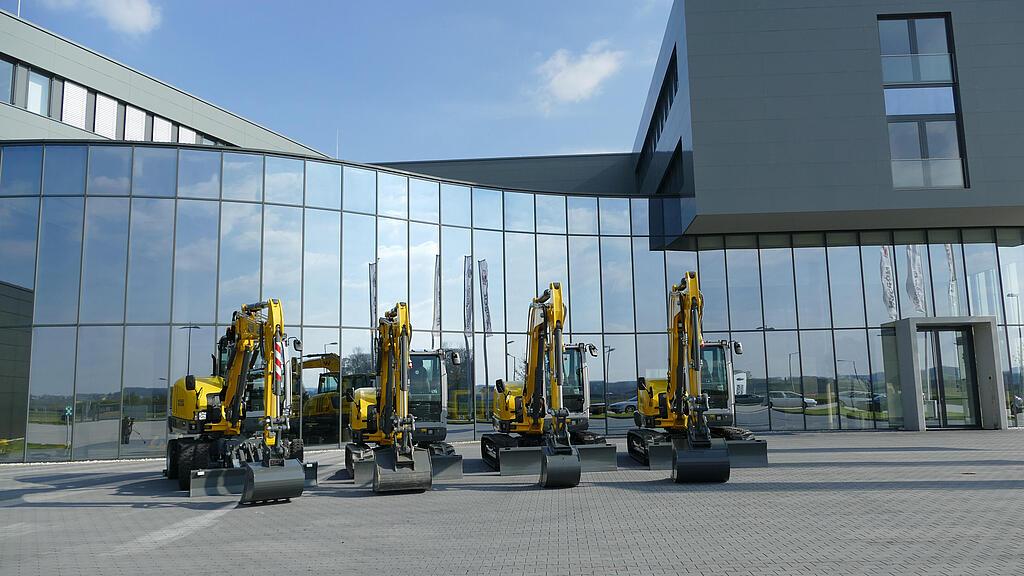 Escavatori Wacker Neuson davanti allo stabilimento Wacker Neuson di Hörsching vicino a Linz.