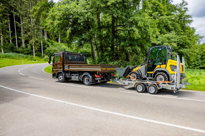 Transport of the Kramer wheel loader 5045 by trailer.