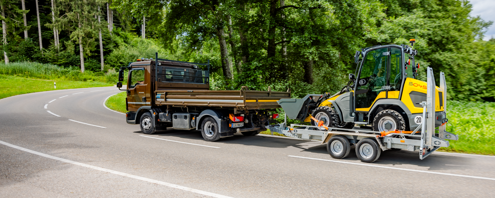 Transport of the Kramer wheel loader 5045 by trailer.