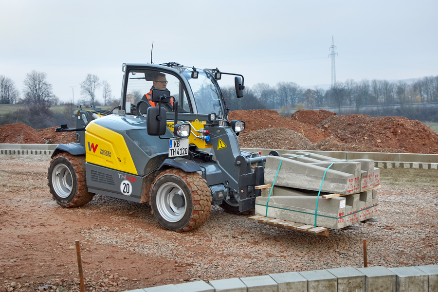 Wacker Neuson telehandler TH412, application picture with pallet fork