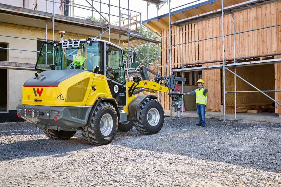 Wacker Neuson telehandler TH625 in application with load hook