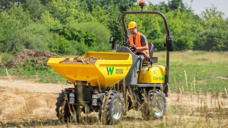 Dumper sobre ruedas eléctrico DW15e de Wacker Neuson en acción.