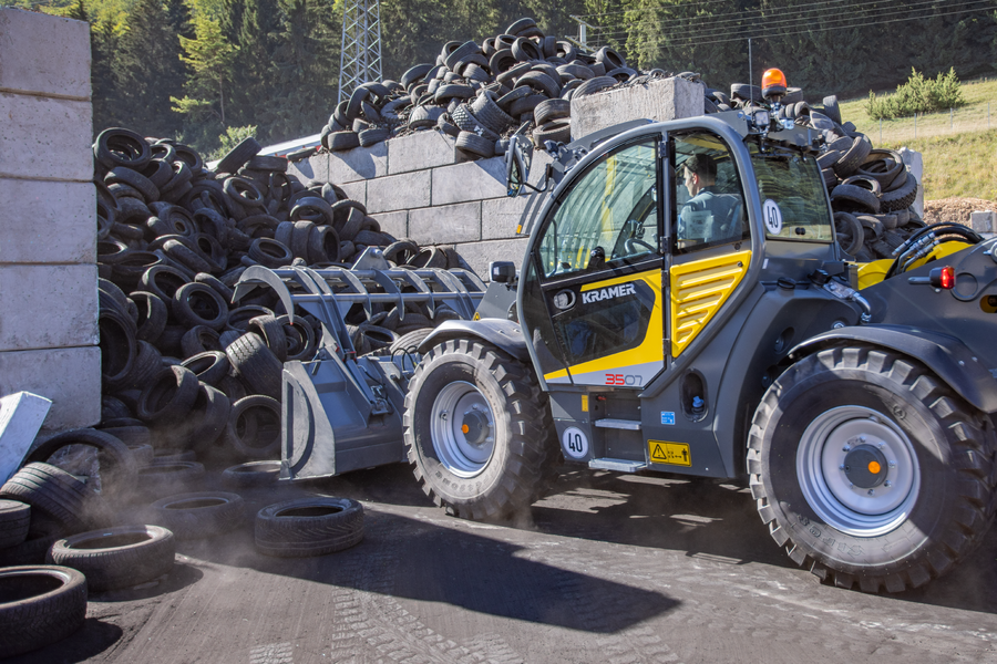 The Kramer telehandler 3507 while loading tyres.