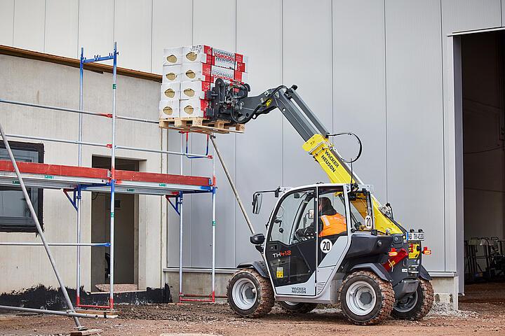 Wacker Neuson telehandler TH522 with pallet fork in application