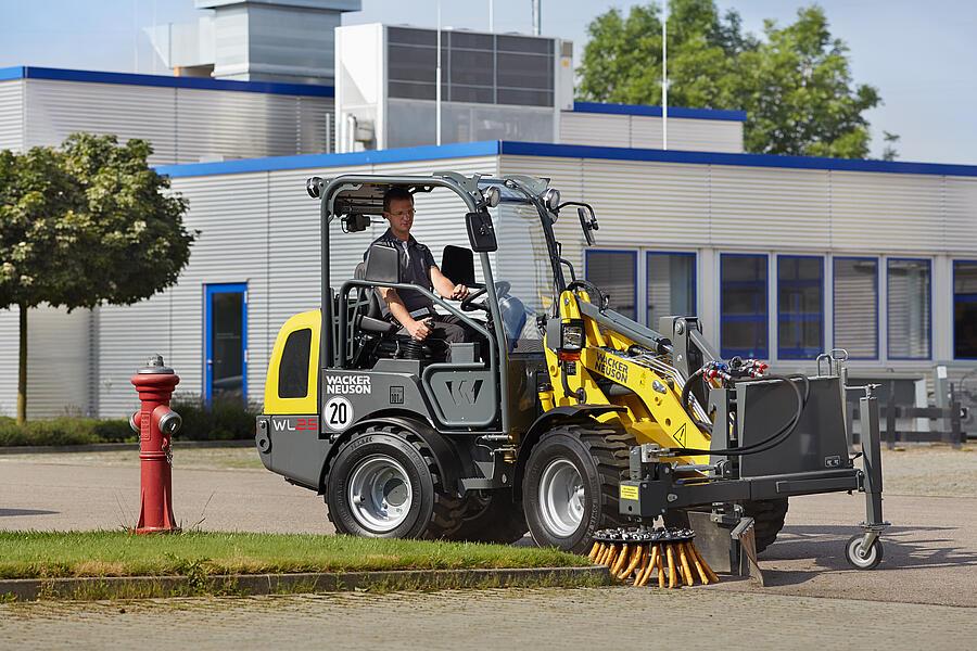 Wacker Neuson attachment, Weed brush