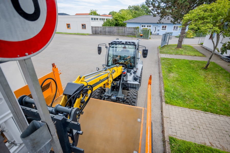 The Kramer telescopic wheel loader 8095T while loading with a pallet fork.