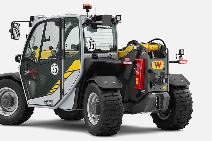 Телескопический погрузчик Wacker Neuson TH625 в студии, кабина