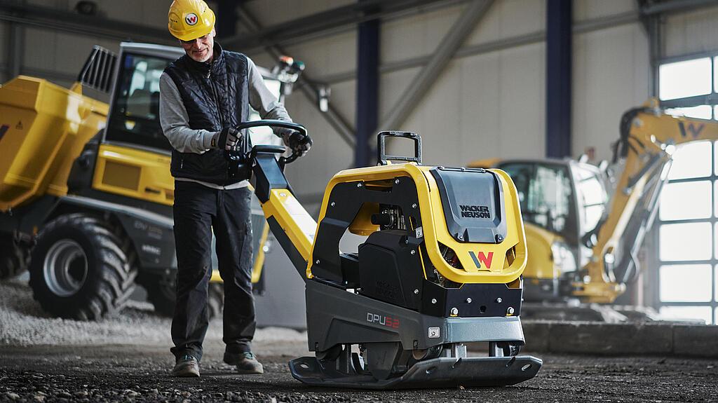 WN_PGR_image_DPU52__nextgen_inaction4.jpg Reversible vibratory plate DPU52 in action