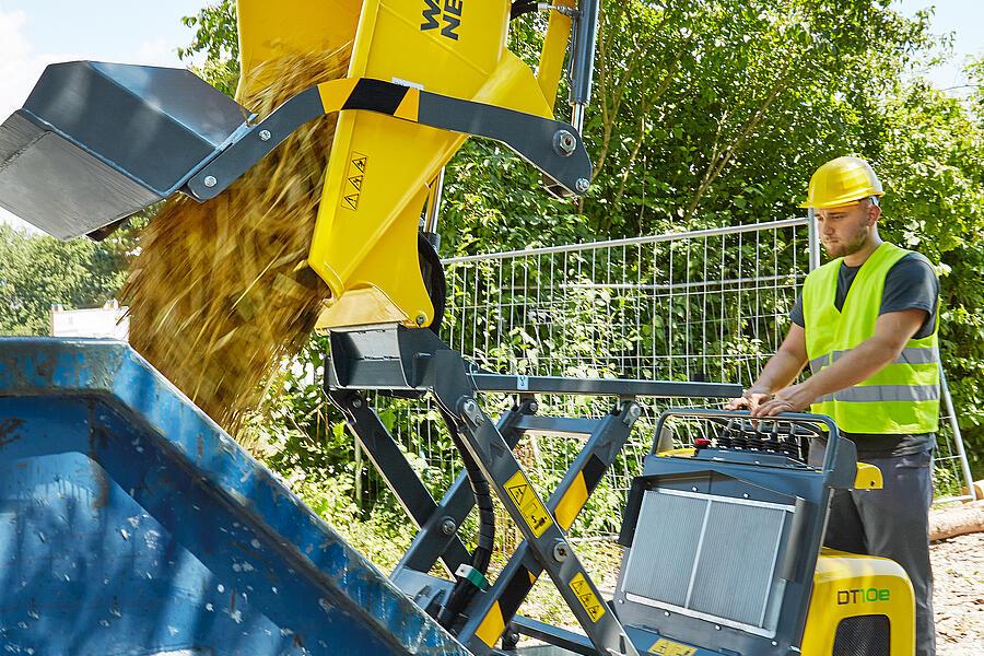 DT10e with high-tip skip when unloading rubble into a container