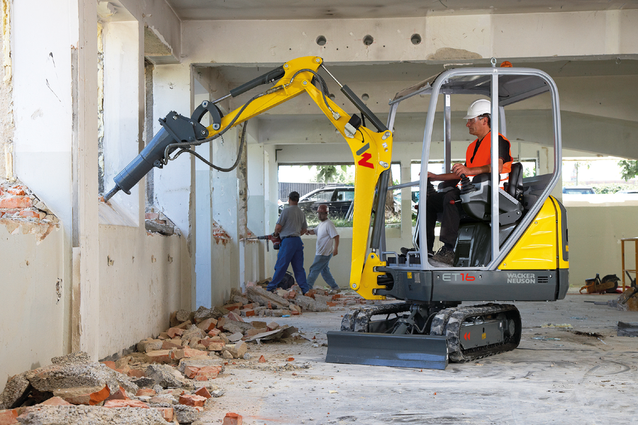 Chiselling work with hydraulic hammer ET16