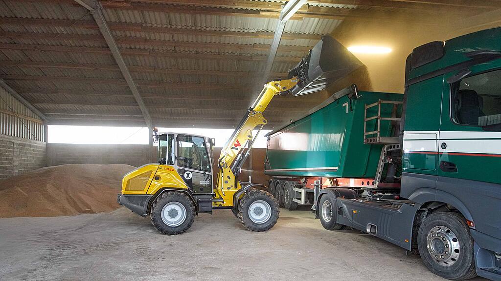 WLT1050 loading a dump truck