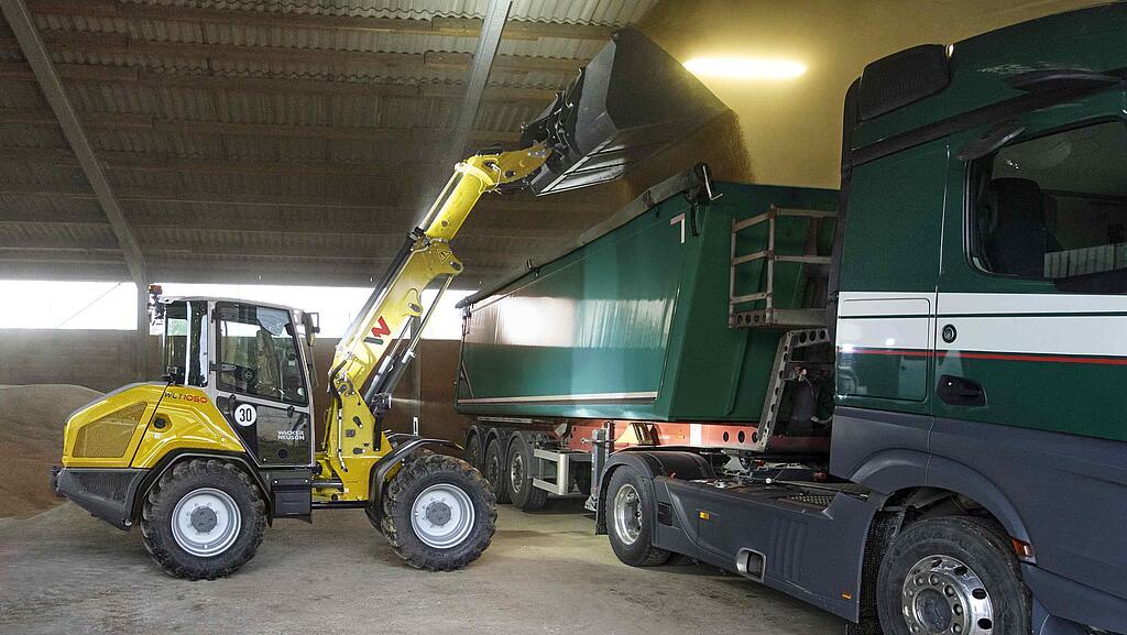 WLT1050 loading a dump truck