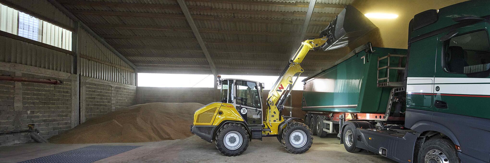 WLT1050 loading a dump truck