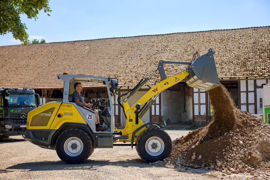 Wacker Neuson wheel loader WL750 in action with 4 in 1 bucket