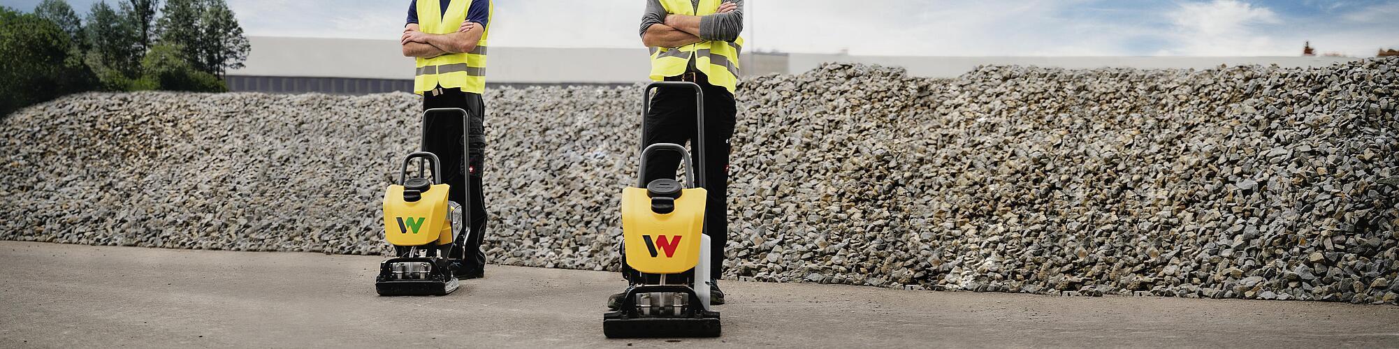 Wacker Neuson vibratory plates APS and BPS with construction workers on a construction site.
