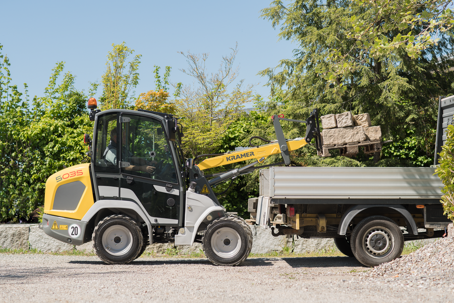 The compact 5035 while loading a stone palett on a trailer.