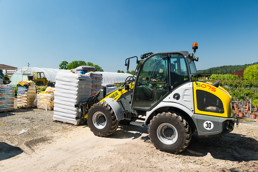 The Kramer wheel loader 5075 while picking up a pallet with 30 km/h option.