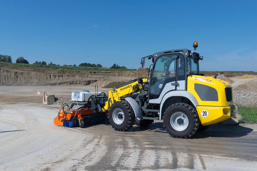 The Kramer telescopic wheel loader 5065T while using a bucket brush.