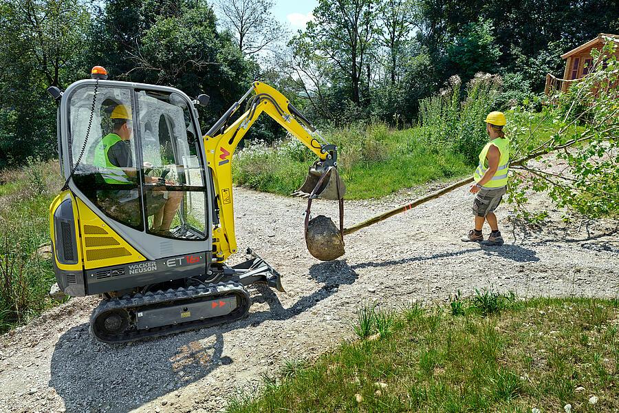 An ET16 transports a tree approx. 3 - 4 meters to its planting hole