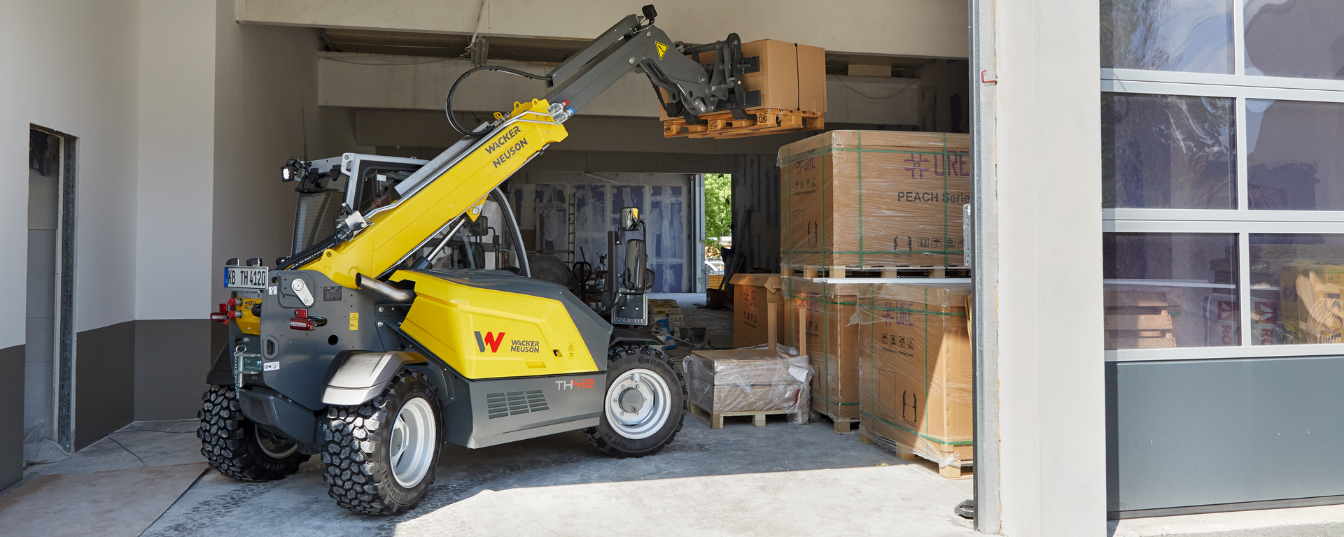 Wacker Neuson telehandler TH412 in action with pallet fork