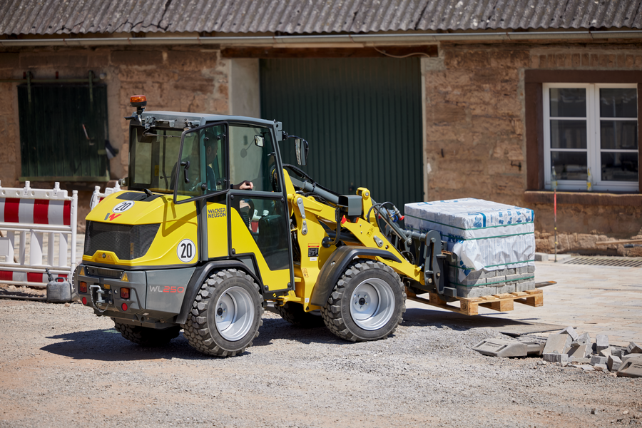 Wacker Neuson wheel loader WL250 in action with pallet fork