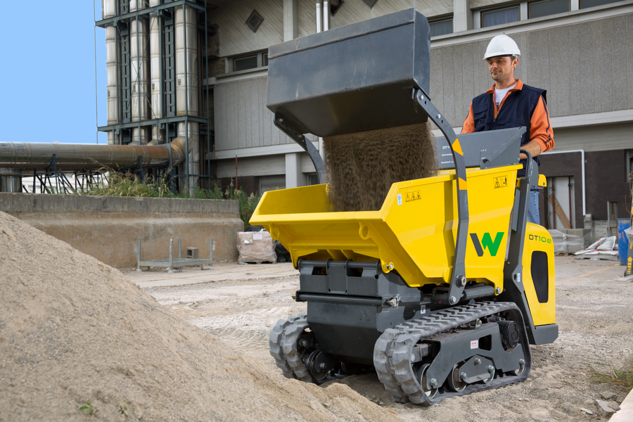 DT10e when filling the trough with sand using a self-loading device