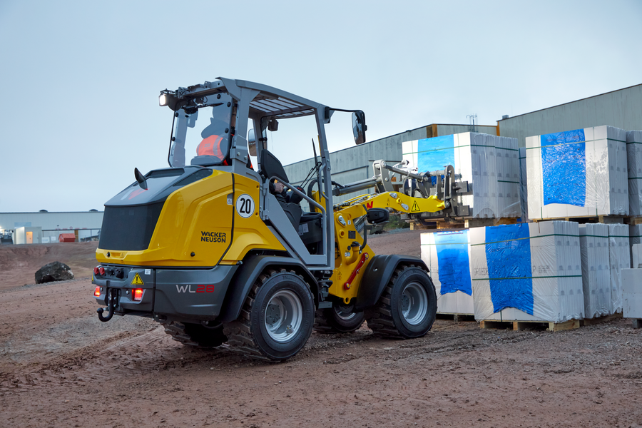 Wacker Neuson wheel loader WL28, canopy, action picture with pallet fork