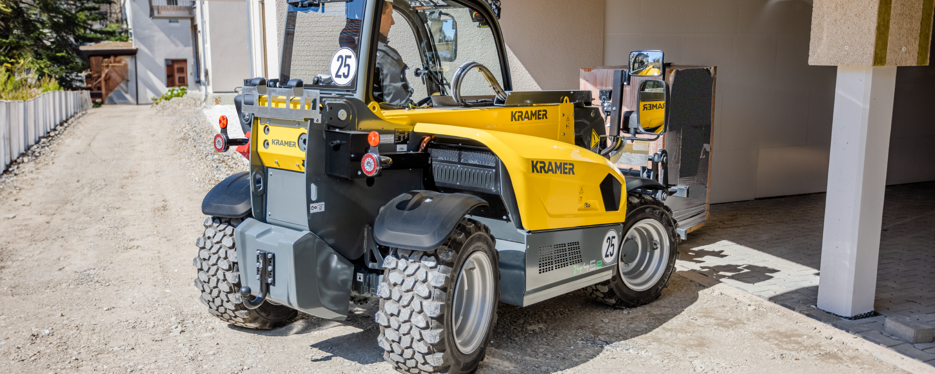 Plne elektrický teleskopický nakladač Kramer 1445e pri preprave palety.