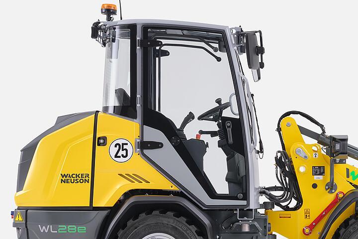 Фронтальный погрузчик Wacker Neuson WL28e с кабиной, студия