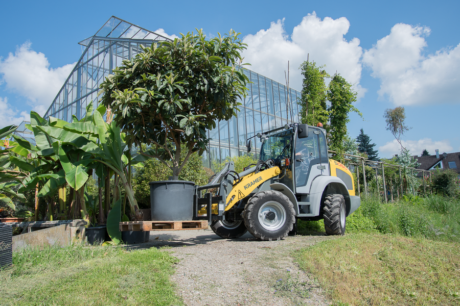 The Kramer wheel loader 5050 while transporting a pallet with all-wheel steering.